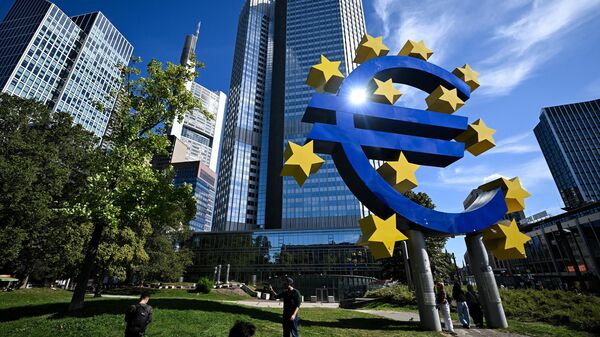 People walk past the Euro currency sign in front of the former European Central Bank (ECB) building on September 14, 2023. - Sputnik International