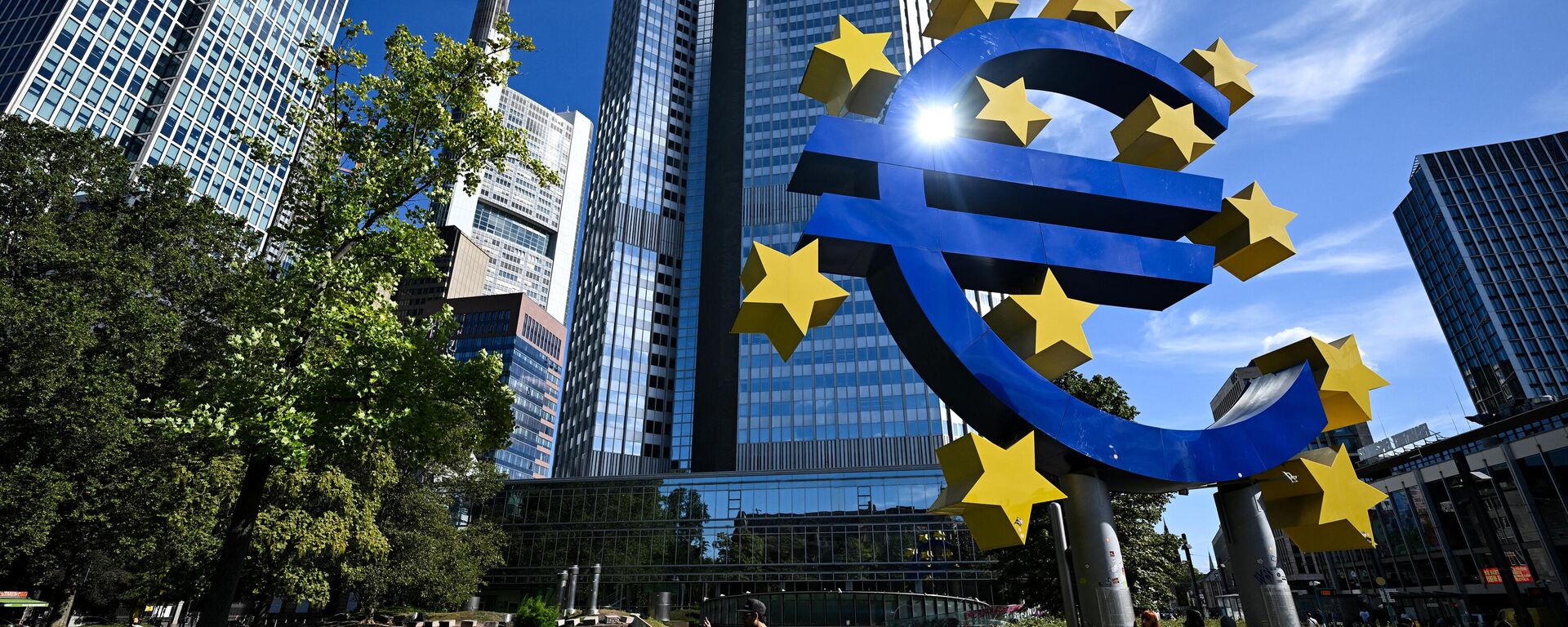 People walk past the Euro currency sign in front of the former European Central Bank (ECB) building on September 14, 2023. - Sputnik International, 1920, 28.10.2023