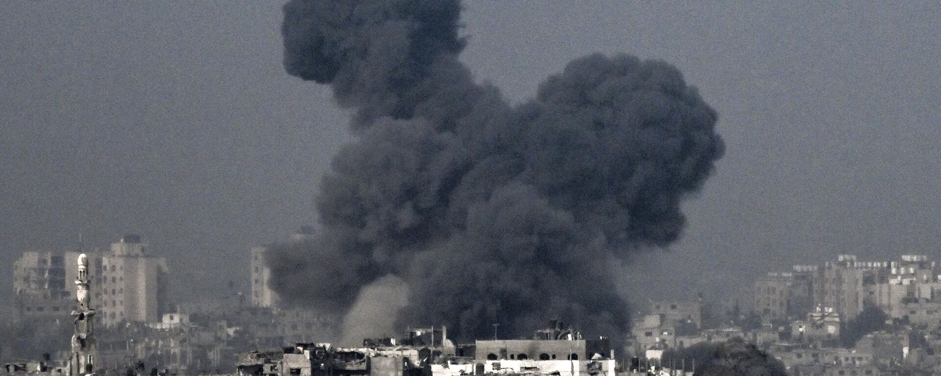 A picture taken from near the southern Israeli city of Sderot on October 28, 2023, shows smoke raising during an Israeli air strike in the northern Gaza Strip on October 28.  - Sputnik International, 1920, 28.10.2023