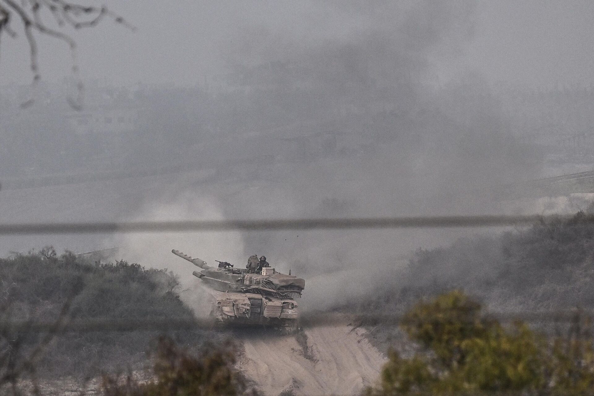A picture taken from near the southern Israeli city of Sderot on October 28, 2023, shows an Israeli Merkava tank rolling close to the Israeli border with the northern Gaza Strip, amid the ongoing battles between Israel and Hamas. - Sputnik International, 1920, 28.10.2023