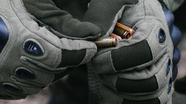A serviceman holds bullets during a combat training - Sputnik International