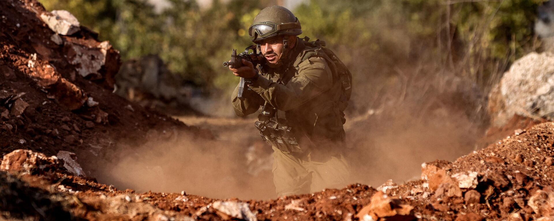 An Israeli army soldier advances during a drill at a position in the upper Galilee region of northern Israel near the border with Lebanon - Sputnik International, 1920, 14.11.2023