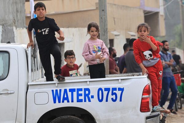 Palestinian children play in the back of a pick-up truck in Rafah in the southern Gaza Strip. - Sputnik International