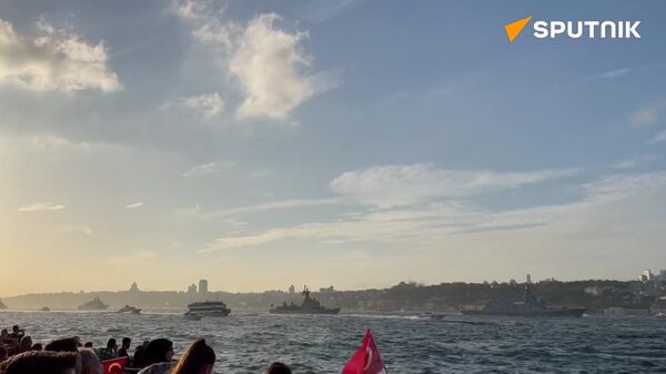 The largest parade of ships and aircraft in Turkish history took place in Istanbul in honor of the centenary of the founding of the republic. - Sputnik International