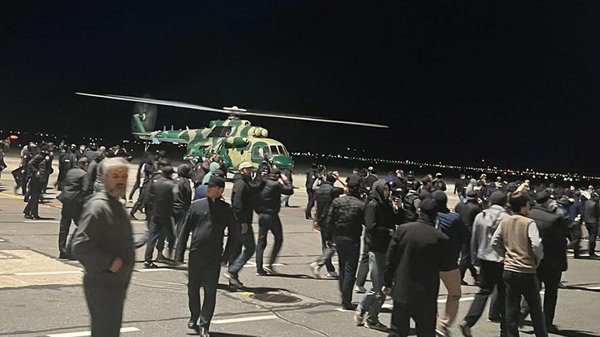 A crowd that forced its way to an airfield of the airport in Makhachkala, Russia, Monday, Oct. 30, 2023, to protest the arrival of an airliner coming to Dagestan from Tel Aviv, Israel - Sputnik International, 1920, 06.11.2023