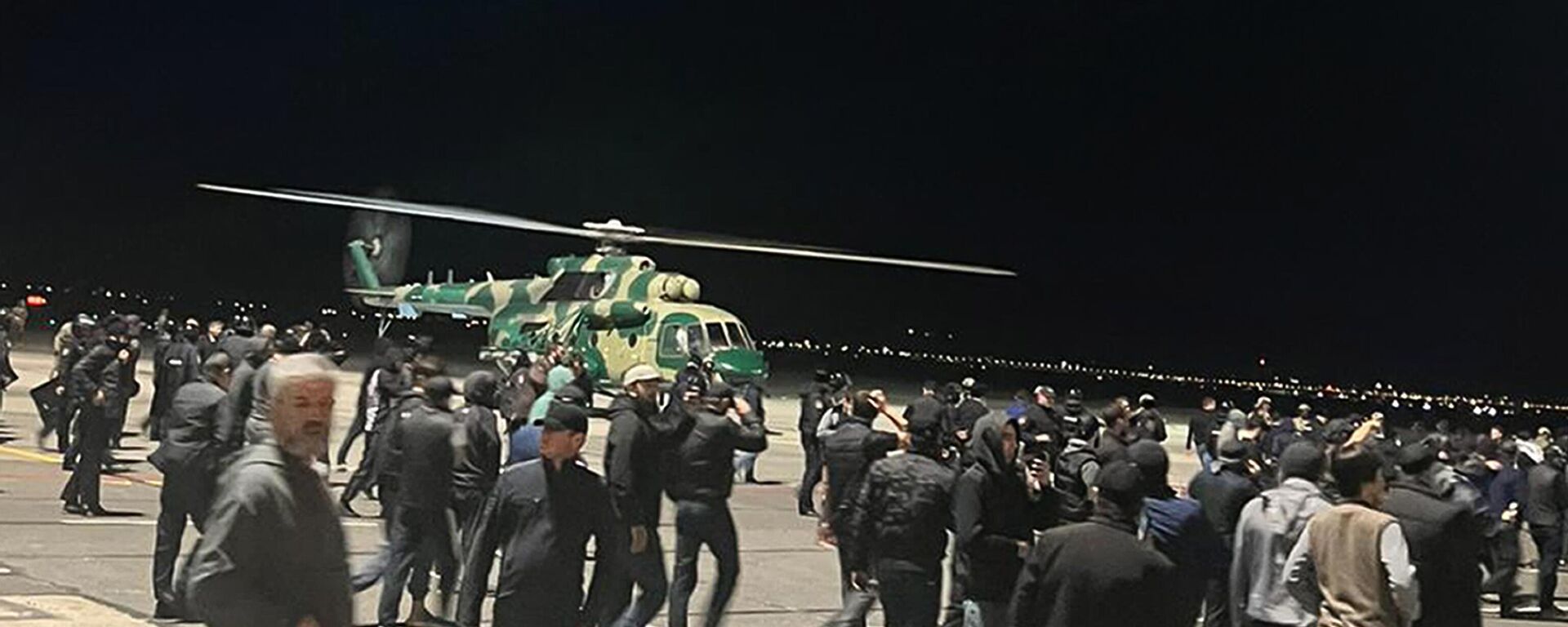 A crowd that forced its way to an airfield of the airport in Makhachkala, Russia, Monday, Oct. 30, 2023, to protest the arrival of an airliner coming to Dagestan from Tel Aviv, Israel - Sputnik International, 1920, 30.10.2023