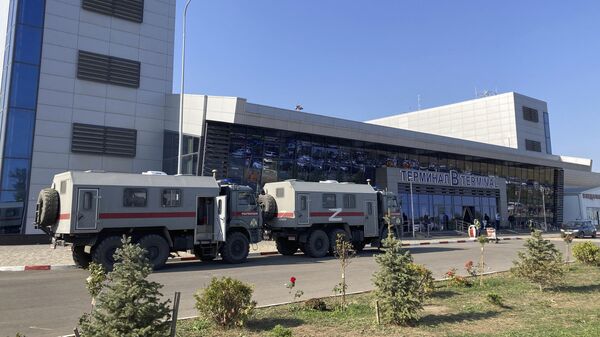 This photograph shows Russian National Guard (Rosgvardiya) vans parked at the airport in Makhachkala on October 30, 2023. Russian police on October 30, 2023 said they had arrested 60 people suspected of storming an airport in the Muslim-majority Caucasus republic of Dagestan, seeking to attack Jewish passengers coming from Israel. (Photo by STRINGER / AFP) - Sputnik International