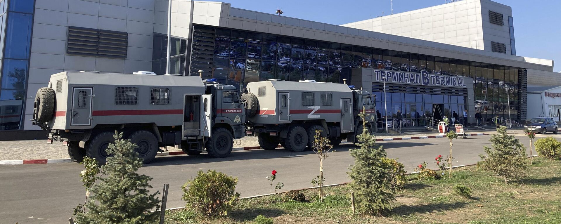 This photograph shows Russian National Guard (Rosgvardiya) vans parked at the airport in Makhachkala on October 30, 2023. Russian police on October 30, 2023 said they had arrested 60 people suspected of storming an airport in the Muslim-majority Caucasus republic of Dagestan, seeking to attack Jewish passengers coming from Israel. (Photo by STRINGER / AFP) - Sputnik International, 1920, 30.10.2023