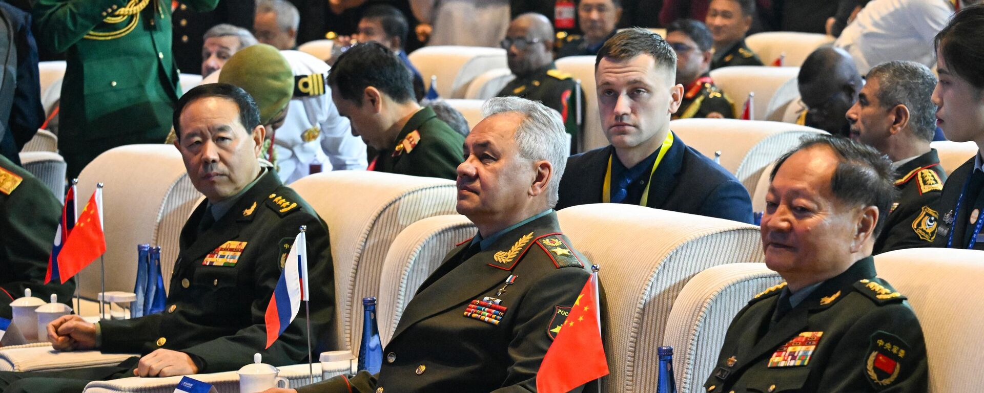 China's Vice Chairman of the Central Military Commission Zhang Youxia (R) and Russia's Defence Minister Sergei Shoigu (C) attend the Xiangshan Forum in Beijing on October 30, 2023 - Sputnik International, 1920, 30.10.2023