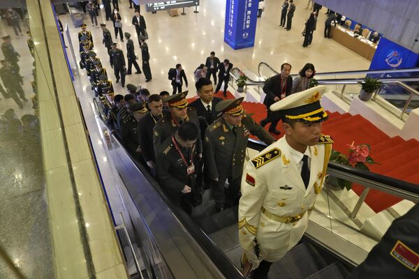 Military delegates are escorted by a Chinese honor guard as they arrive to attend the opening ceremony of the Xiangshan Forum. - Sputnik International