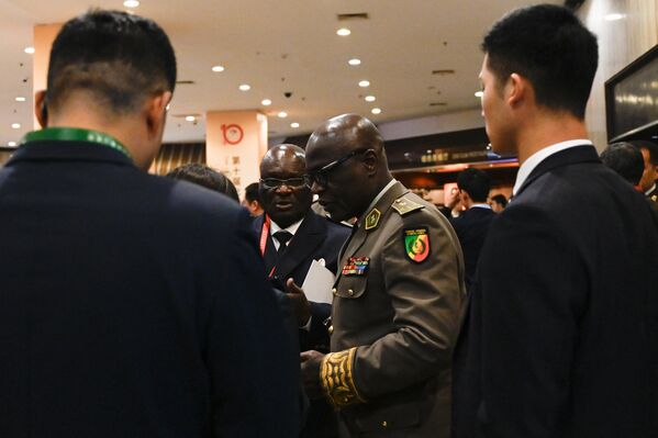 Attendees from different countries engage in conversations at the Xiangshan Forum in Beijing.  - Sputnik International