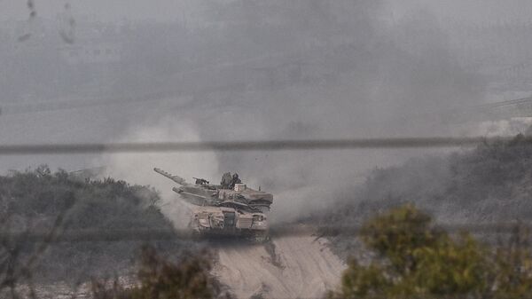 Israeli Merkava tank rolling close to the Israeli border with the northern Gaza Strip - Sputnik International