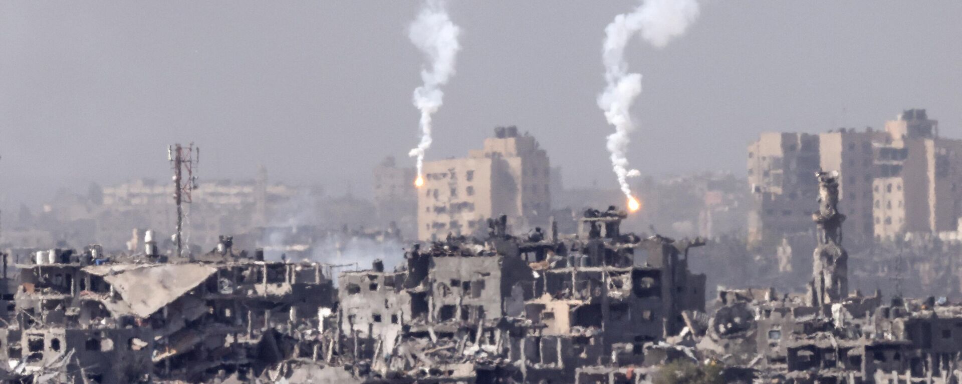 A picture taken from Israel's southern city of Sderot shows flares dropped by Israeli forces above the north of the Gaza Strip, on October 30, 2023, amid ongoing battles between Israel and the Palestinian Hamas movement.  - Sputnik International, 1920, 30.10.2023