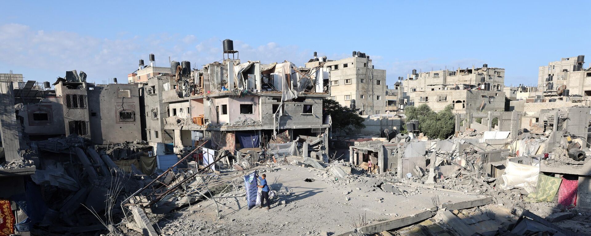 An overview of a destroyed home the day after an Israeli airstrike on the Palestinian Nuseirat refugee camp, in the central Gaza Strip on October 30, 2023. - Sputnik International, 1920, 31.10.2023