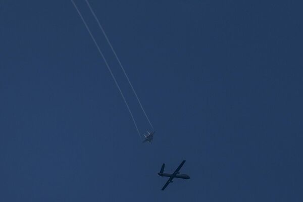 An Israeli drone and a jet fighter fly over the Gaza Strip.  - Sputnik International