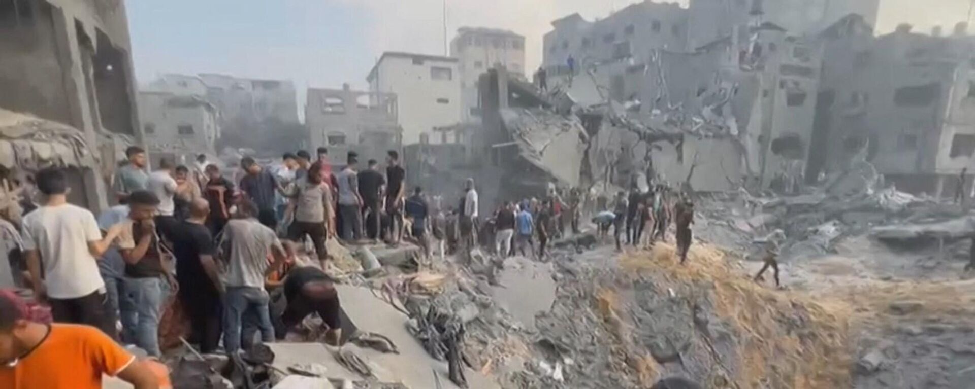 This image grab taken from AFPTV video footage shows Palestinians looking for survivors in a crater following a stike on the Jabaliya refugee camp in the northern Gaza Strip, on October 31, 2023. - Sputnik International, 1920, 03.11.2023