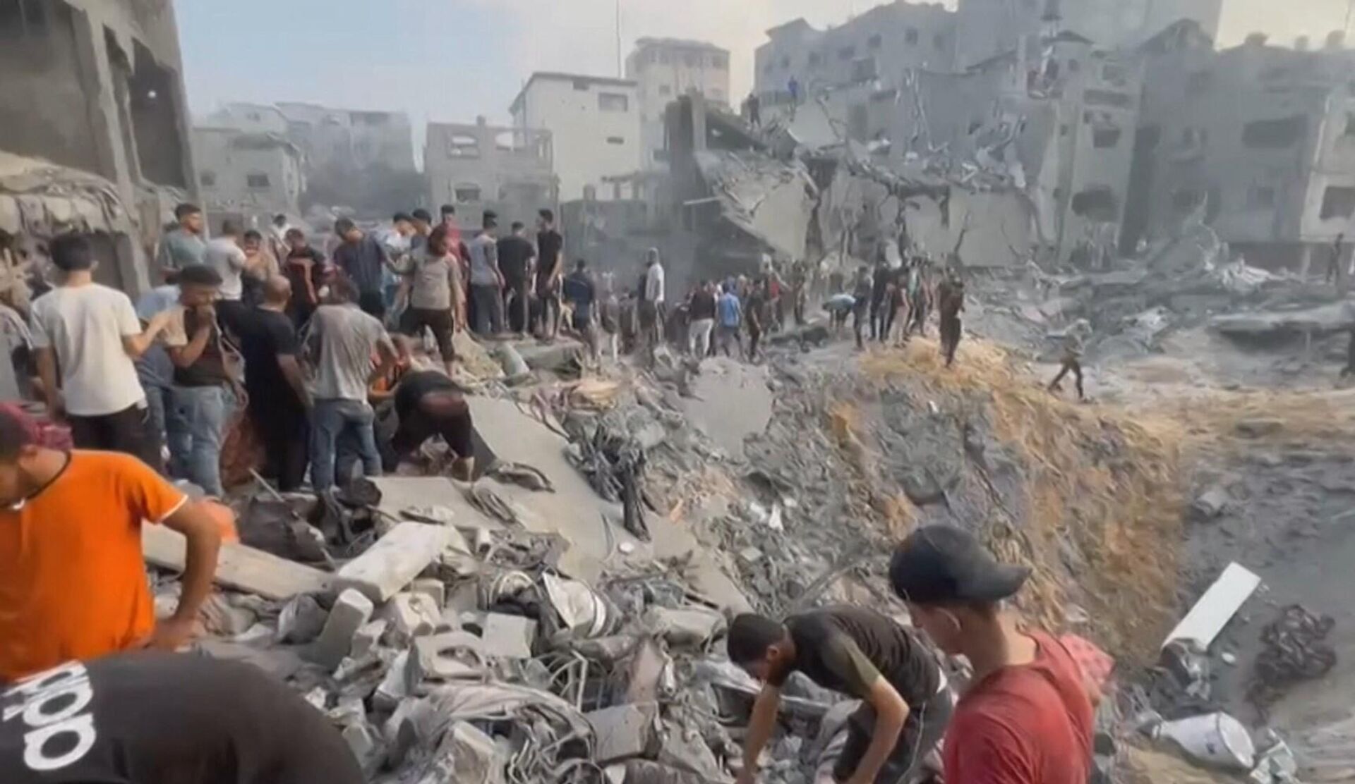 This image grab taken from AFPTV video footage shows Palestinians looking for survivors in a crater following a stike on the Jabaliya refugee camp in the northern Gaza Strip, on October 31, 2023. - Sputnik International, 1920, 01.11.2023
