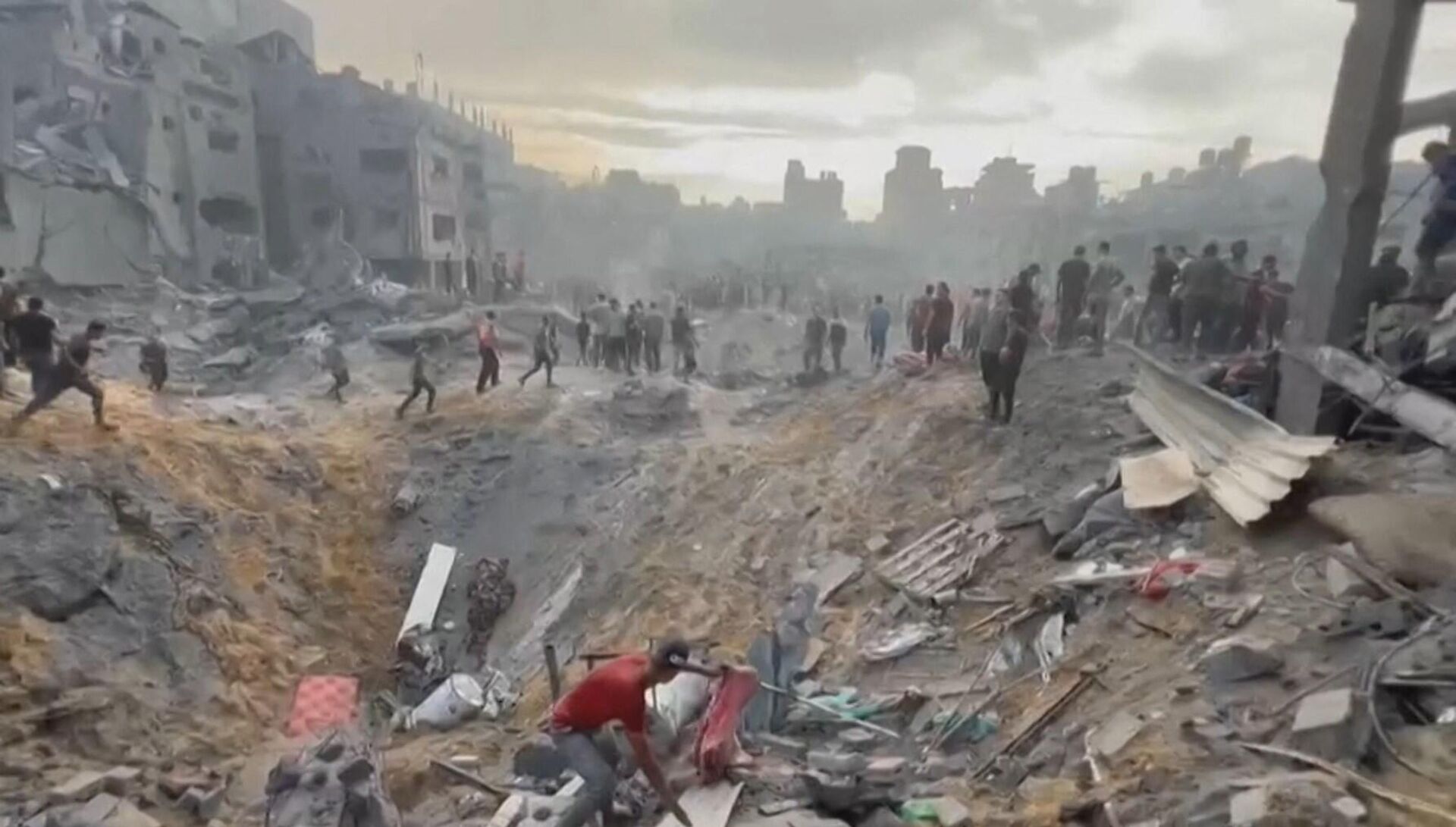 This image grab taken from AFPTV video footage shows Palestinians looking for survivors in a crater following a stike on the Jabaliya refugee camp in the northern Gaza Strip, on October 31, 2023. - Sputnik International, 1920, 01.11.2023