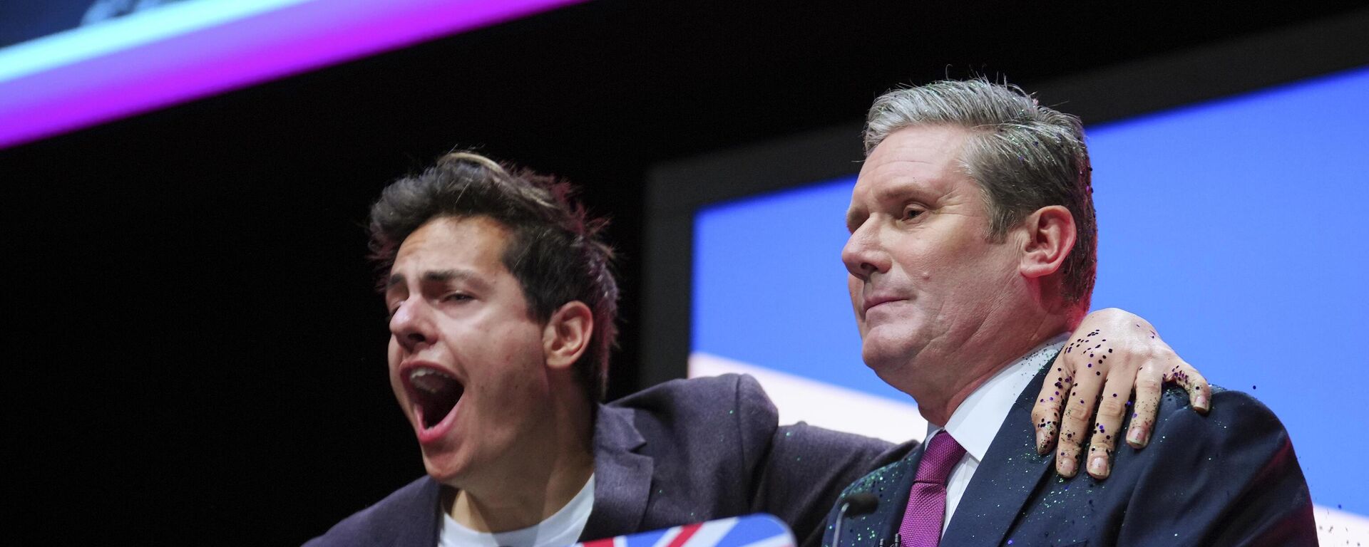 A protester sprinkles British Labour Party Leader Sir Keir Starmer with glitter on the podium of the party's conference in Liverpool on October 10, 2023. - Sputnik International, 1920, 01.11.2023