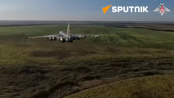 Watch Russian Su-25 Wipe Out Ukrainian Fortified Field Positions - Sputnik International