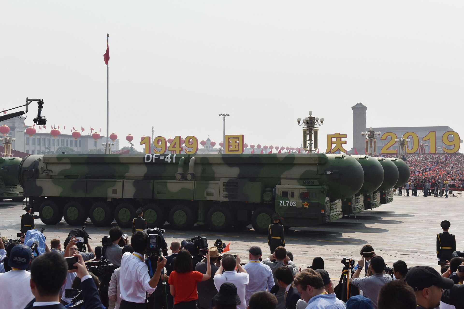 Military vehicles carry China's DF-41 nuclear-capable intercontinental ballistic missiles in a military parade at Tiananmen Square in Beijing on October 1, 2019, to mark the 70th anniversary of the founding of the People's Republic of China. - Sputnik International, 1920, 02.11.2023