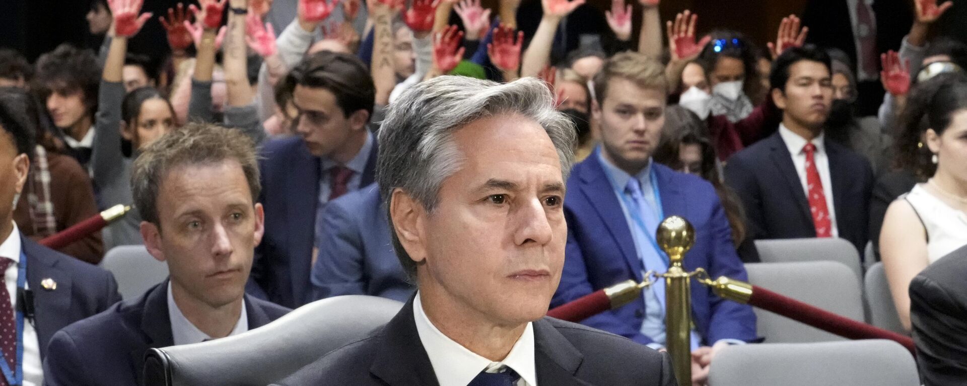 Secretary of State Antony Blinken pauses as his testimony to the Senate Appropriations Committee to aid to Israel and Ukraine is overwhelmed by shouts from protesters in the audience - Sputnik International, 1920, 01.12.2023