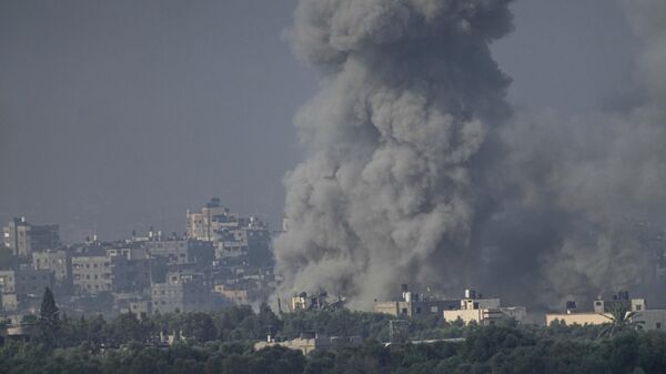 Smoke rises following an Israeli airstrike in the Gaza Strip - Sputnik International