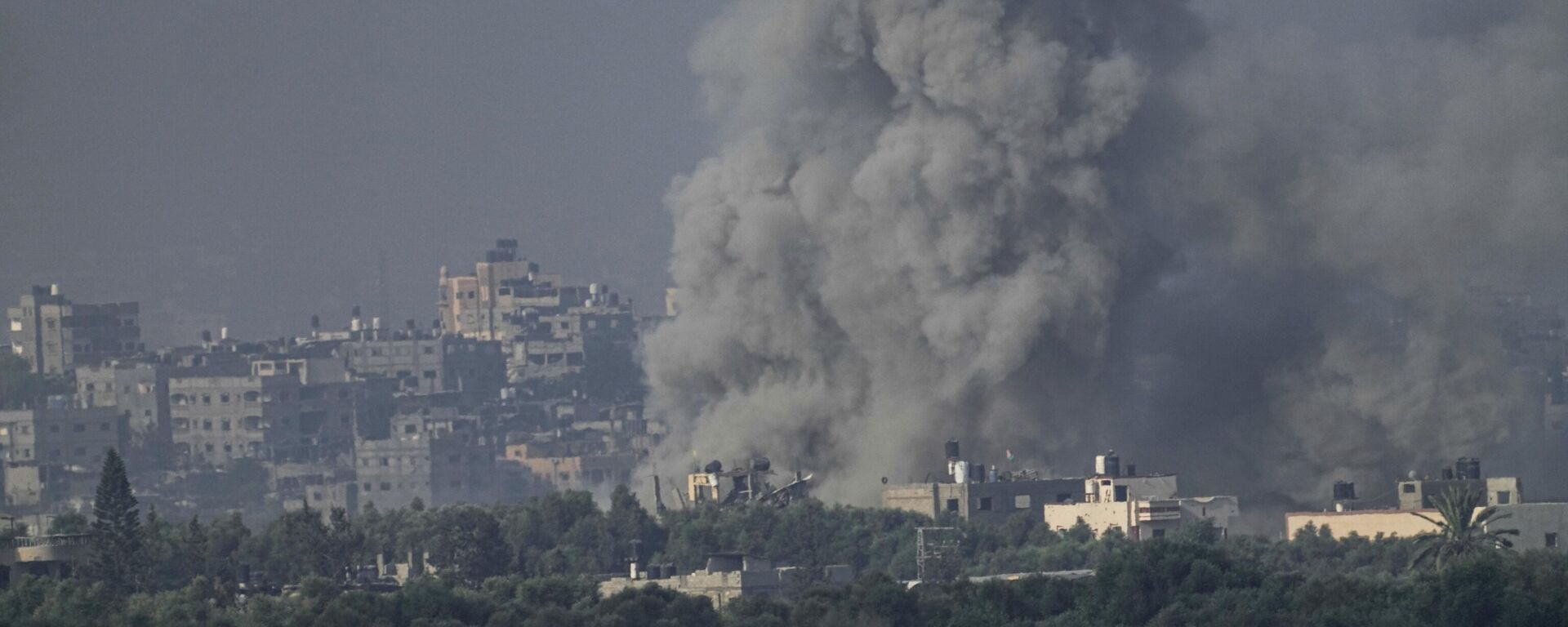 Smoke rises following an Israeli airstrike in the Gaza Strip - Sputnik International, 1920, 05.11.2023