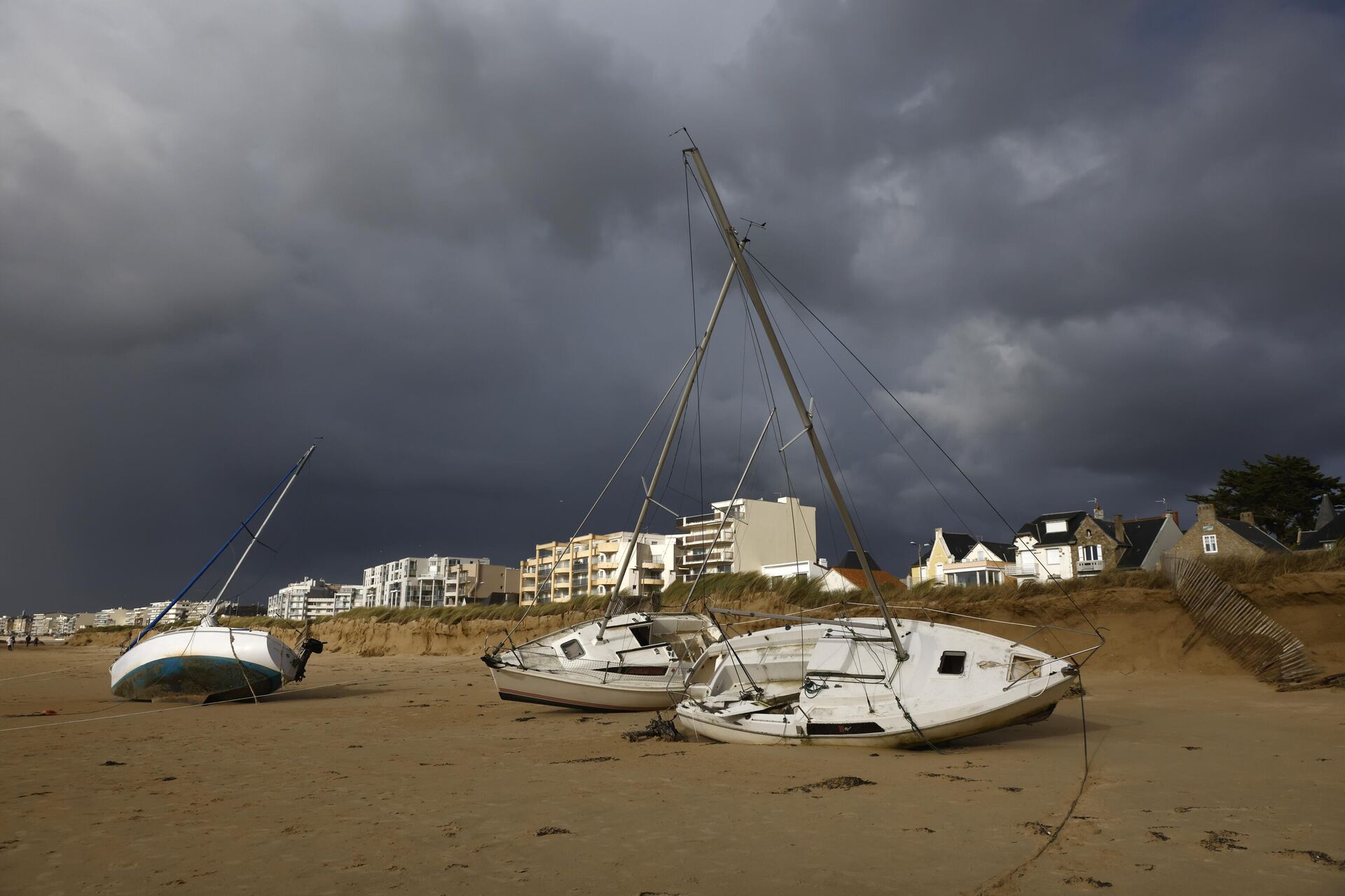 Washed ashore boats may on the sand on the beach of Pornichet, Brittany, Thursday, Nov. 2, 2023. Winds up to 180 kilometers per hour (108 mph) slammed the French Atlantic coast overnight along with violent rains and huge waves, as Storm Ciaran uprooted trees, blew out windows. - Sputnik International, 1920, 02.11.2023