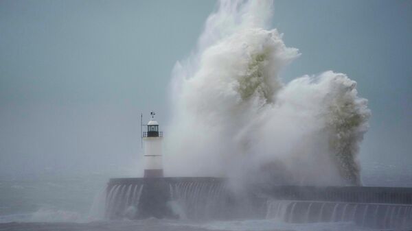 Waves crash over Newhaven Lighthouse and the harbour wall in Newhaven, southern England, Thursday, Nov. 2, 2023.  - Sputnik International