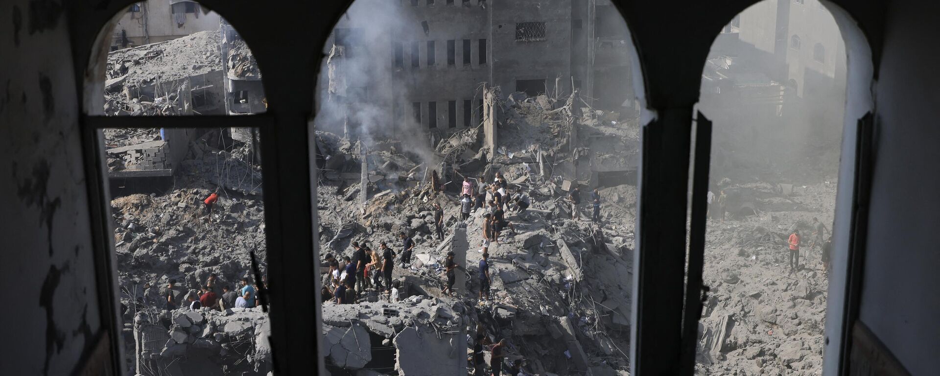 People sift through the smouldering rubble of buildings destroyed in an Israeli strike on the Bureij refugee camp in the central Gaza Strip on November 2, 2023.  - Sputnik International, 1920, 03.11.2023