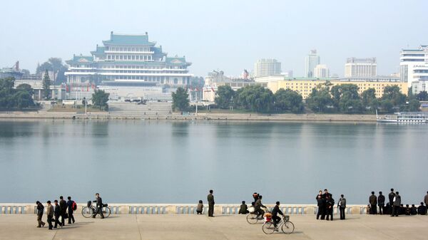A quay of the Taedong river and a view of the People`s Palace of Study in Pyongyang. - Sputnik International