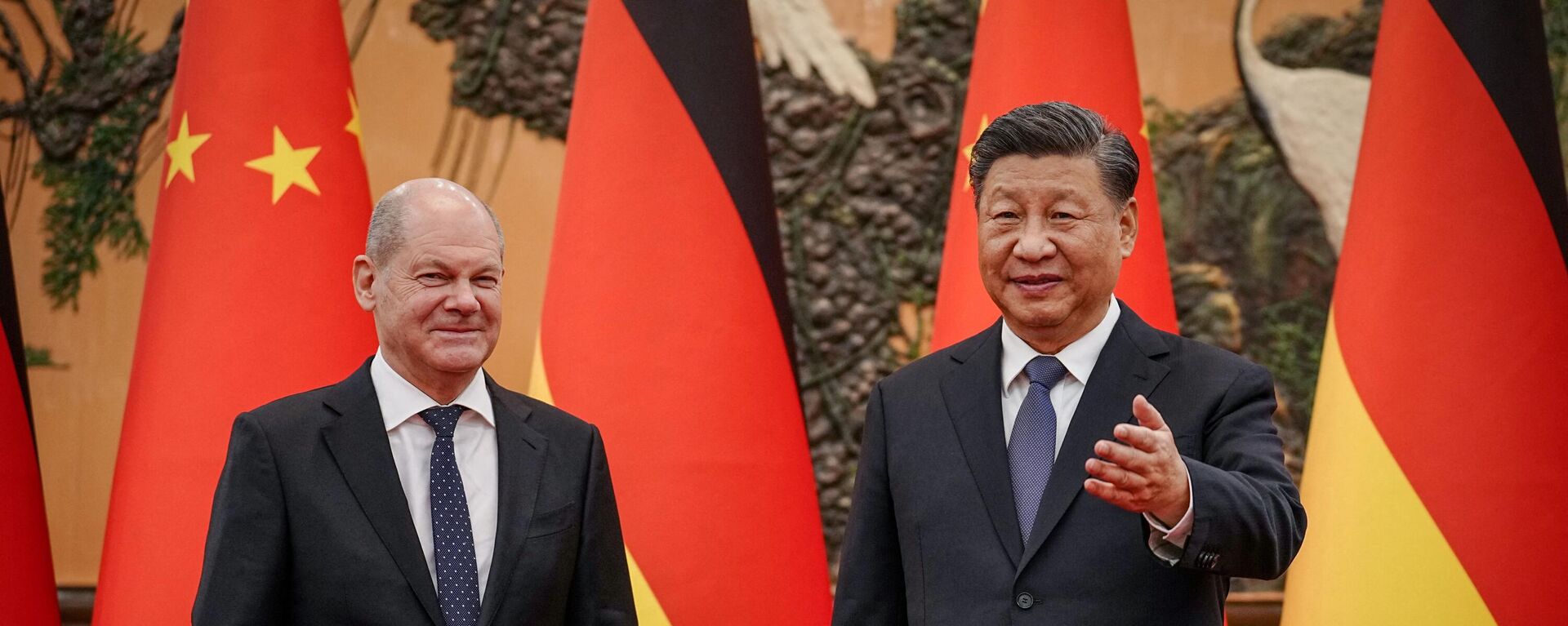 Chinese President Xi Jinping (R) welcomes German Chancelor Olaf Scholz at the Grand Hall in Beijing on November 4, 2022 - Sputnik International, 1920, 03.11.2023