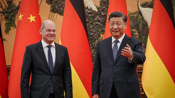 Chinese President Xi Jinping (R) welcomes German Chancelor Olaf Scholz at the Grand Hall in Beijing on November 4, 2022 - Sputnik International