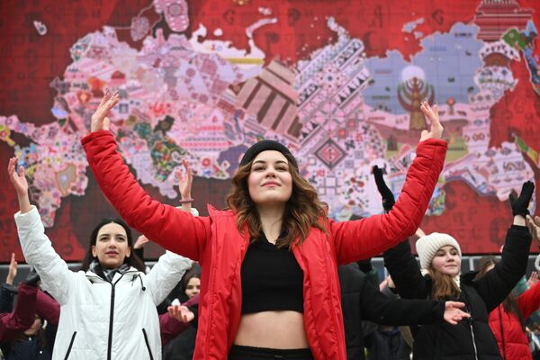 Guests of the Russia International Exhibition and Forum took part in a flash mob. Professional dancers taught visitors professional moves at 10 areas of the VDNKh. - Sputnik International