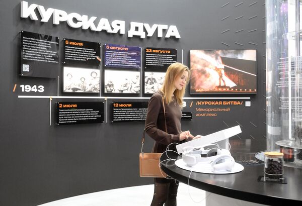 An exhibitor looks at a booth at the opening of the exposition. - Sputnik International