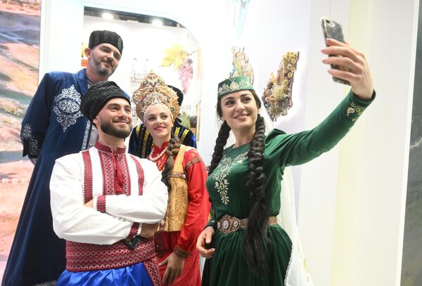 Exhibition participants in national costumes at the &#x27;Crimea&#x27; stand. - Sputnik International