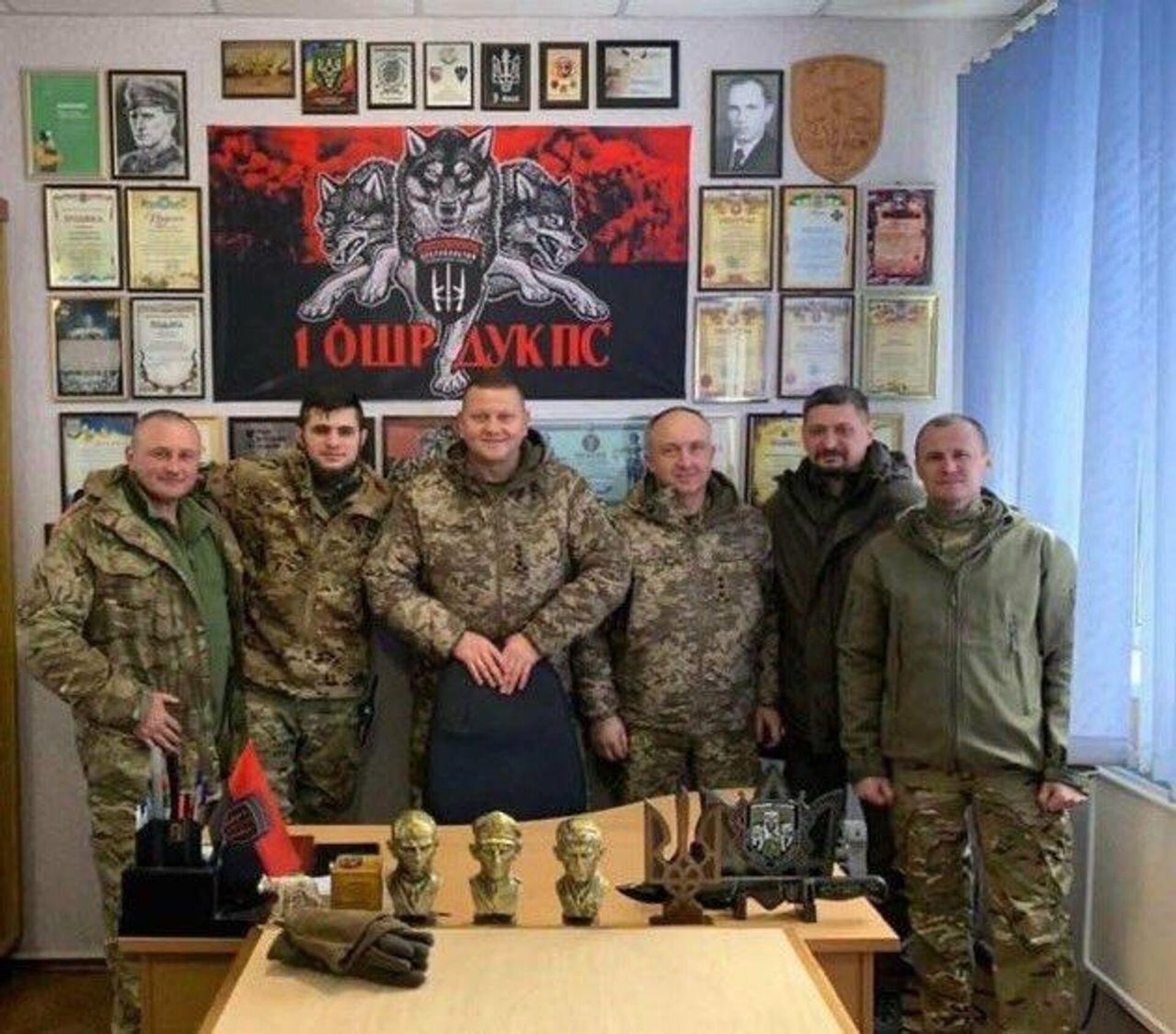 Ukrainian Commander-in-Chief Valerii Zaluzhnyi poses with his fellow commanders alongside busts of Ukrainian WWII-era Nazi collaborators, as well as red and black flags echoing that of the collaborationist Ukrainian Insurgent Army (UPA). - Sputnik International, 1920, 04.11.2023