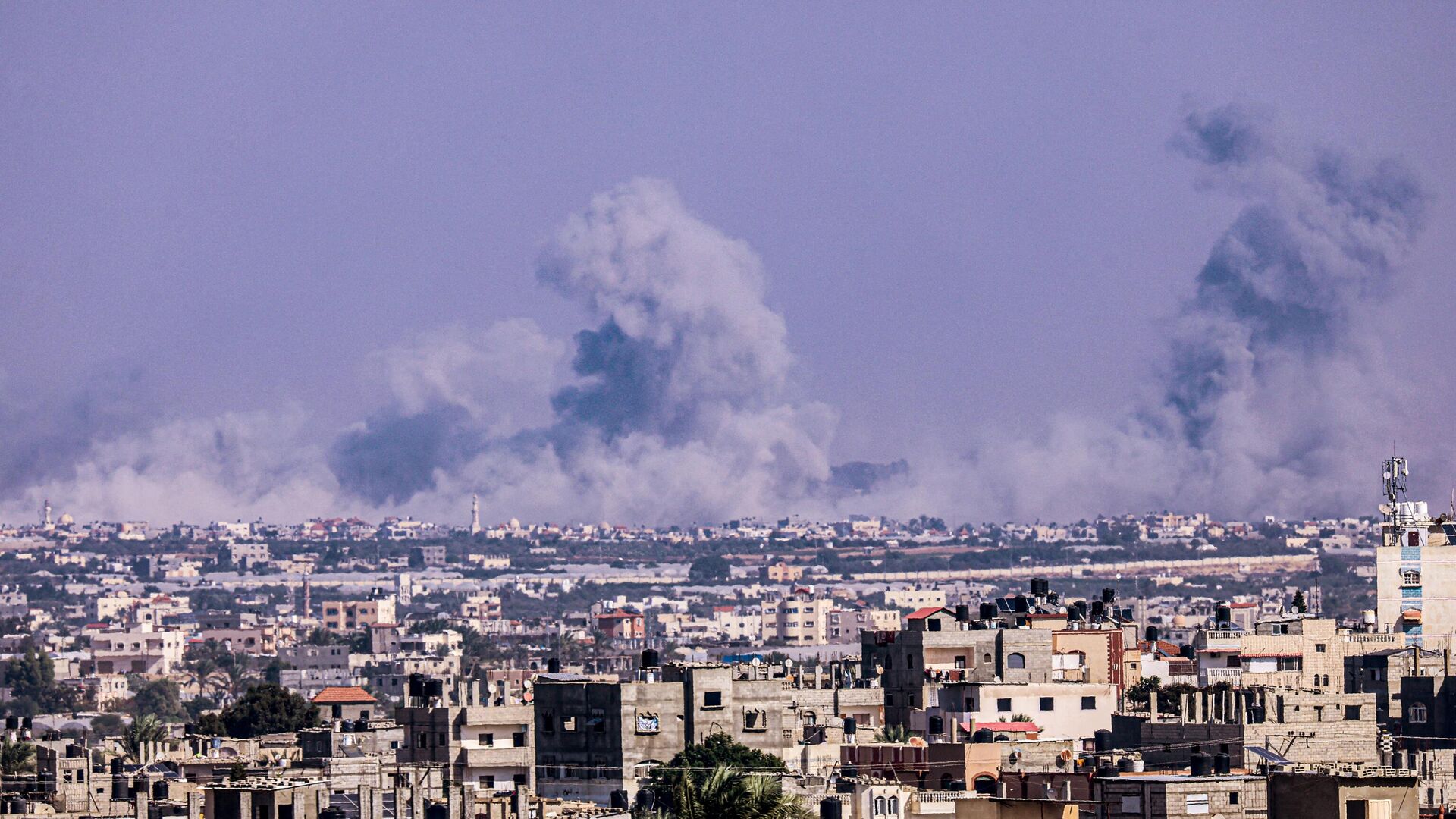 Huge plums of smoke rise on the horizon over the city of Khan Yunis as seen from the city of Rafah, in the southern Gaza Strip on November 4, 2023, amid the ongoing battles between Israel and the Palestinian group Hamas. - Sputnik International, 1920, 07.11.2023