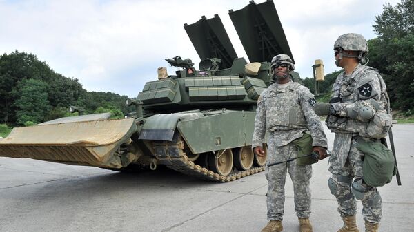 US Army soldiers stand next to an Assault Breacher Vehicle (ABV). - Sputnik International