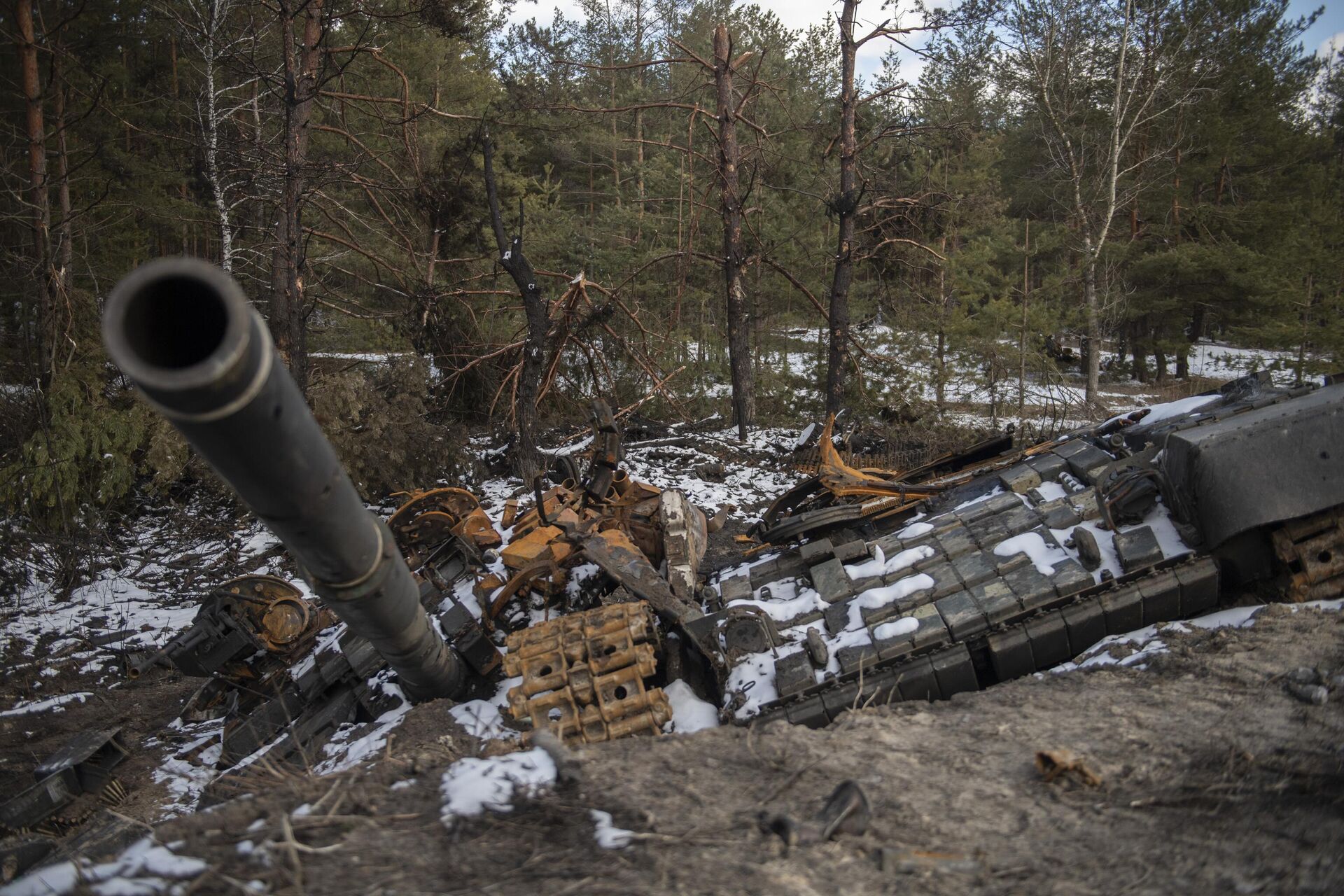 A destroyed tank of Ukrainian Armed Forces is seen outside the town of Severodonetsk, in Lugansk People's Republic. - Sputnik International, 1920, 23.11.2023