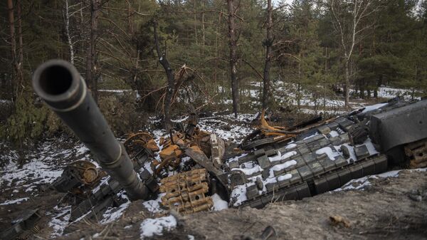 A destroyed Ukrainian tank outside the town of Severodonetsk, in Lugansk People's Republic. - Sputnik International