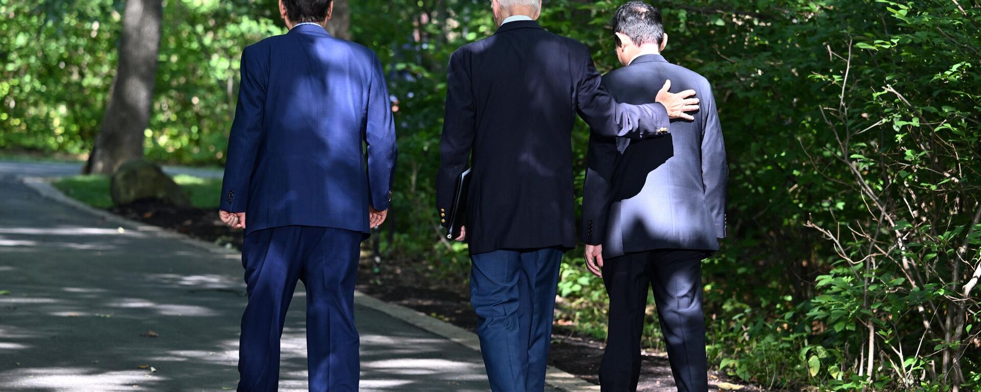US President Joe Biden (C), Japanese Prime Minister Fumio Kishida (R), and South Korean President Yoon Suk Yeol leave after a press conference during the Camp David Trilateral Summit at Camp David in Maryland on August 18, 2023.  - Sputnik International, 1920, 05.11.2023