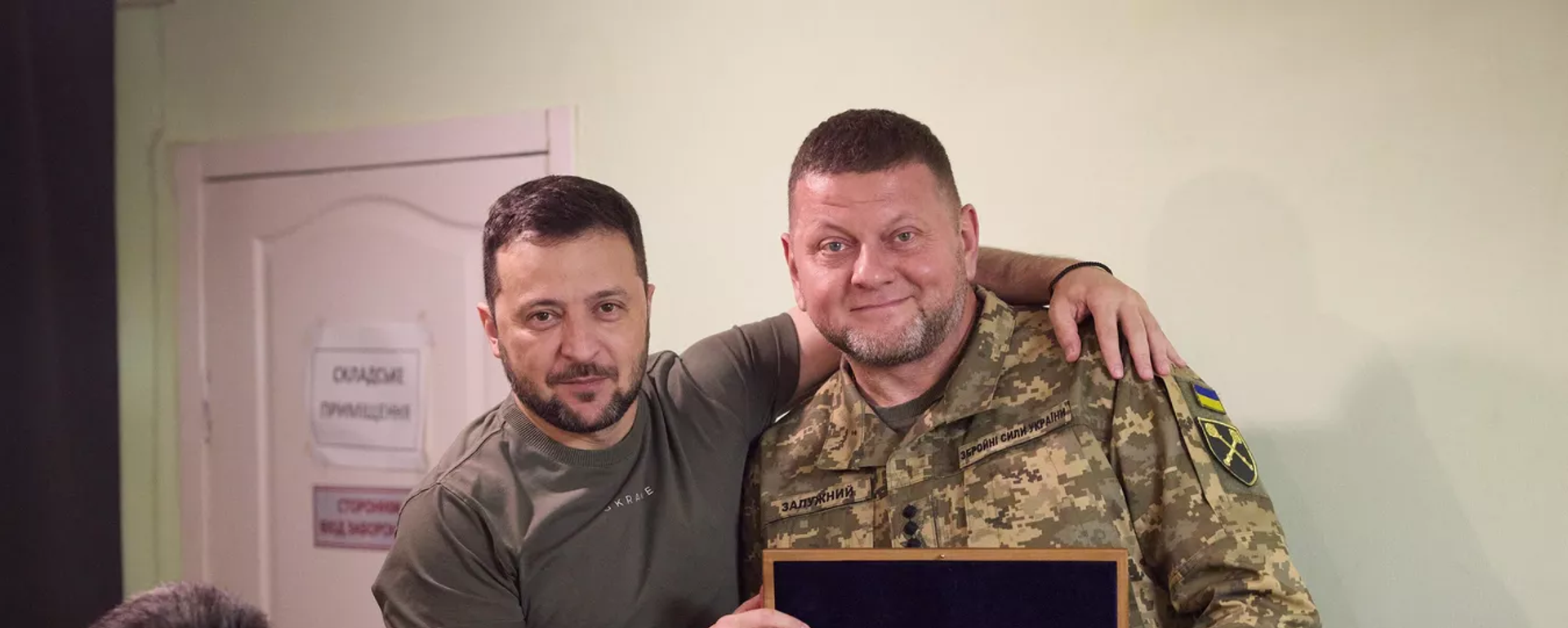 Ukrainian President Volodymyr Zelensky presents Armed Forces Commander-in-Chief Valerii Zaluzhnyi with a customized firearm. File photo. - Sputnik International, 1920, 05.11.2023