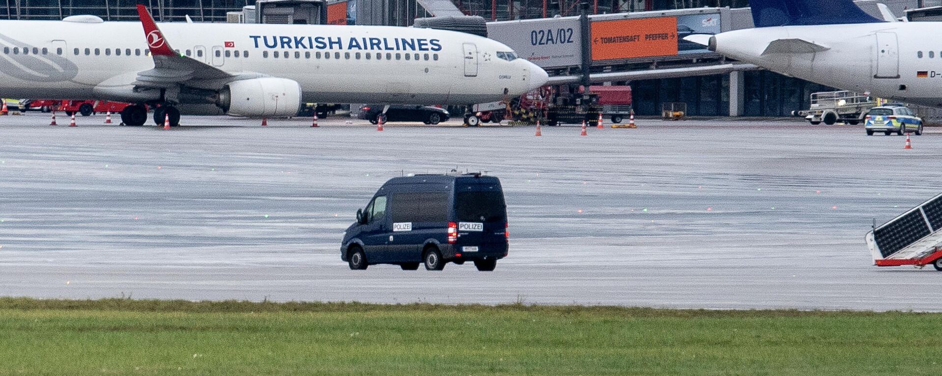 A police van observe the car of a hostage taker seen parked under a Turkish airline plane on the tarmac at the airport in Hamburg, northern Germany on November 5 - Sputnik International, 1920, 05.11.2023