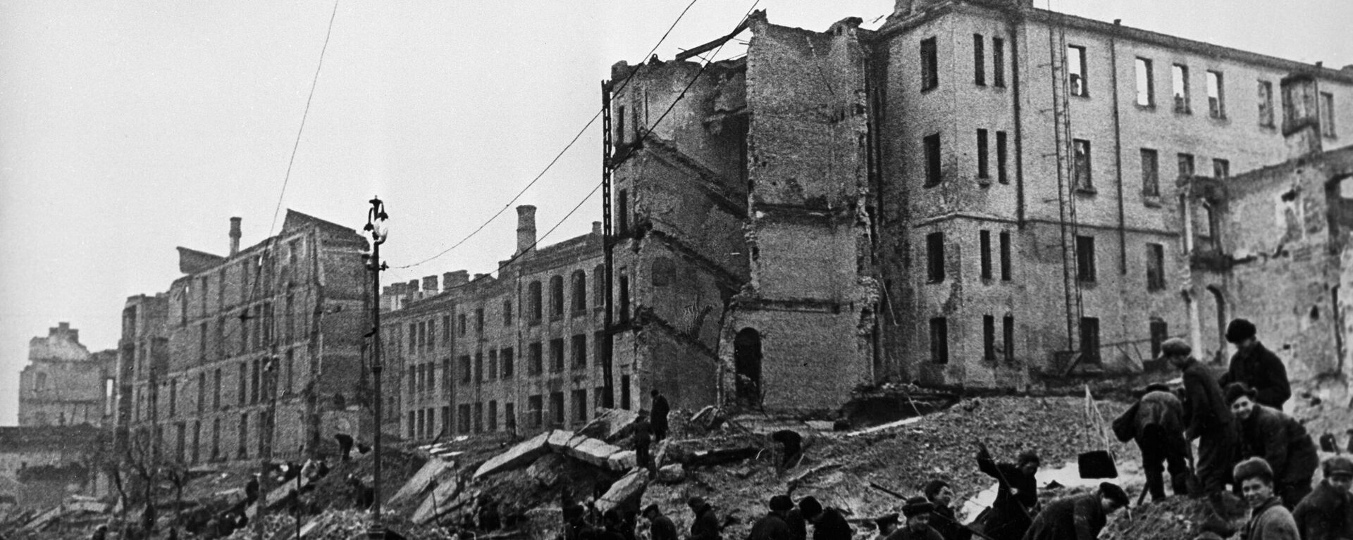 Great Patriotic War 1941-1945. Liberation of Kiev from the Nazi invaders. We are rebuilding you, our dear Kiev! - workers wrote on the poster. November 1944. - Sputnik International, 1920, 25.05.2024