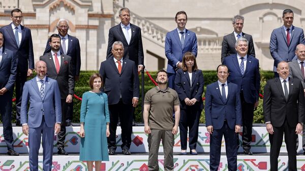 Ukraine's President Volodymyr Zelensky (Bottom C), President of the European Council Charles Michel (Bottom L) and Moldova's President Maia Sandu (Bottom 2L) pose for the family photograph with other European leaders at the European Political Community (EPC) Summit in Bulboaca, on June 1, 2023.  - Sputnik International