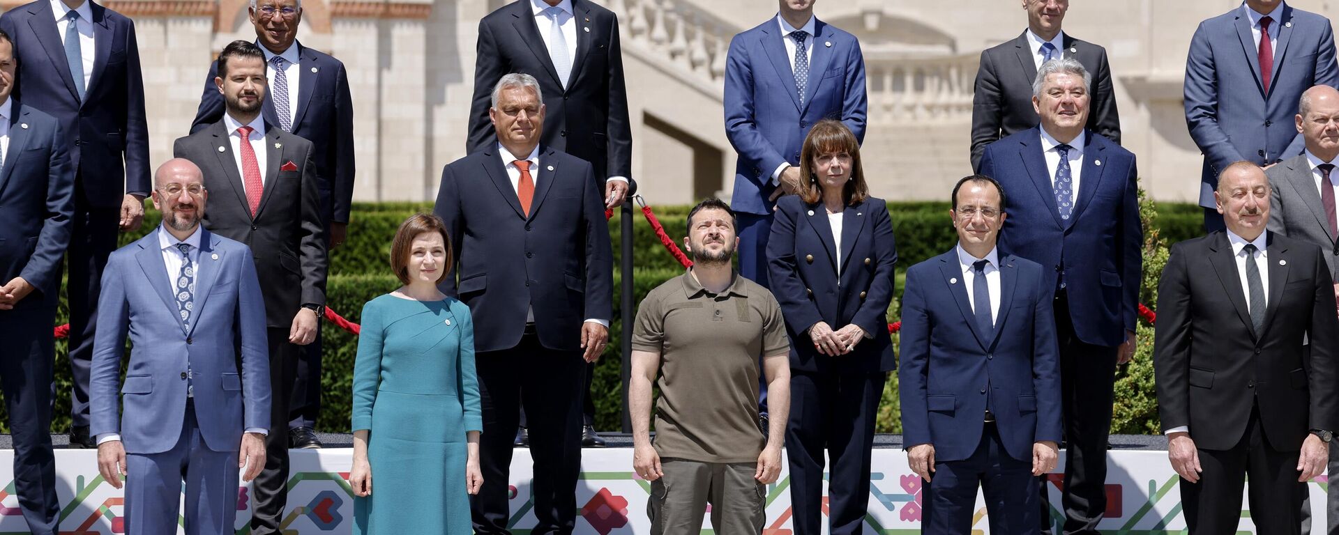 Ukraine's President Volodymyr Zelensky (Bottom C), President of the European Council Charles Michel (Bottom L) and Moldova's President Maia Sandu (Bottom 2L) pose for the family photograph with other European leaders at the European Political Community (EPC) Summit in Bulboaca, on June 1, 2023.  - Sputnik International, 1920, 06.11.2023