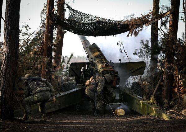 2A36 field gun targets Ukrainian positions in the Krasnolimansk direction. - Sputnik International