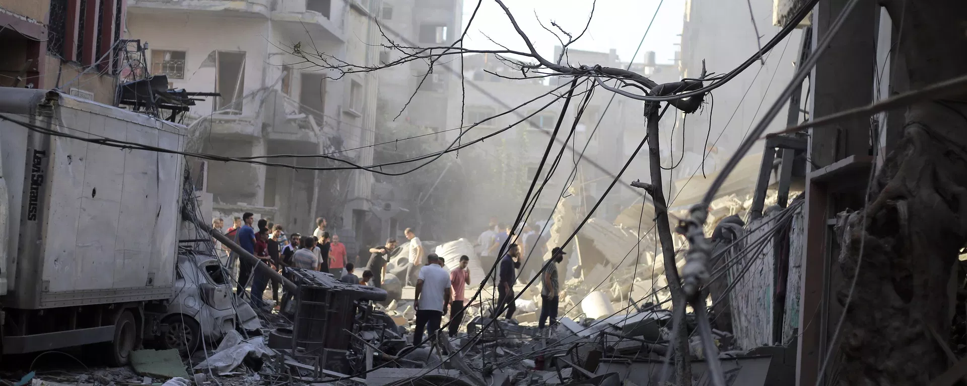 Palestinians inspect the damage of a destroyed house following an Israeli airstrike in Jabaliya refugee camp, on the outskirts of Gaza City, Sunday, Nov. 5, 2023. - Sputnik International, 1920, 06.12.2023